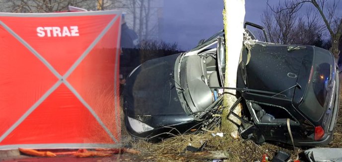 Tragiczny wypadek w Wierzchnie. Auto uderzyło w drzewo. Nie żyje młoda kobieta. 
