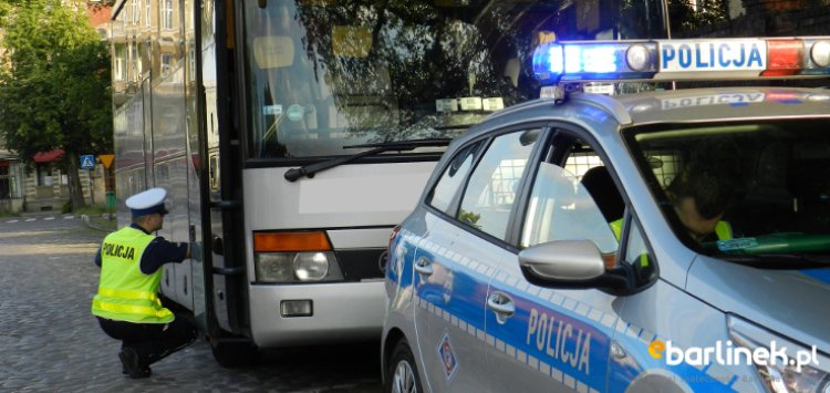 Bezpieczne Ferie - policjanci sprawdzą autokar, który zawiezie Wasze dzieci na wycieczkę.