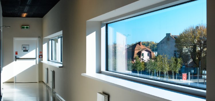 Czym wyróżniają się dobre okucia okienne i jakie mają wpływ na komfort mieszkania?